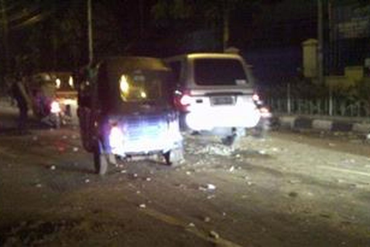 Situasi di kawasan Salemba, Kamis (29/3/2012) malam ini setelah bentrok antara massa mahasiswa UKI Salemba dan YAI dengan aparat kepolisian.