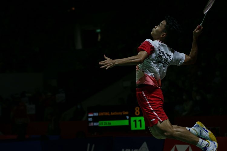 Tunggal putra Indonesia, Anthony Sinisuka Ginting bertanding melawan wakil Malaysia, Lee Zii Jia pada babak perempat final Indonesia Masters 2022 di Istora Senayan, Jakarta, JJumat (10/6/2022). Anthony Ginting melaju ke semifinal setelah menang 18-21, 21-16, dan 21-16.