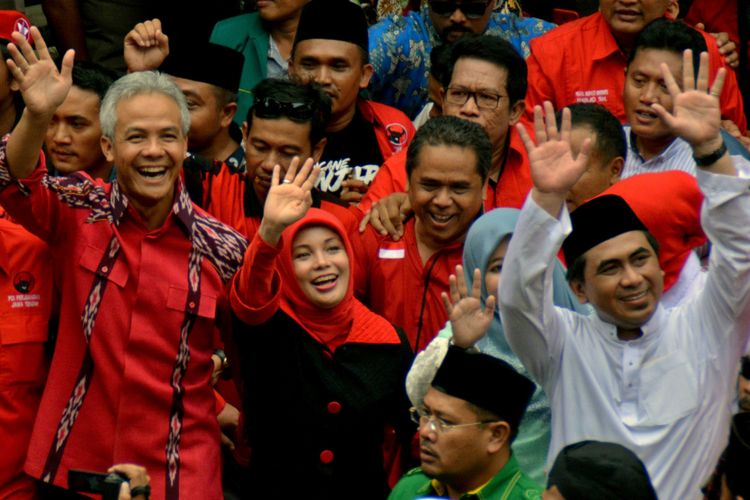 Bakal cagub-cawagub Jawa Tengah Ganjar Pranowo (kiri) dan Taj Yasin (kanan) melambaikan tangan saat tiba di Kantor KPU Jateng untuk mendaftar sebagai cagub-cawagub, di Semarang, Jawa Tengah, Selasa (9/1/2018). Ganjar Pranowo dan Taj Yasin diusung partai PDI Perjuangan, PPP, Nasdem dan Demokrat.