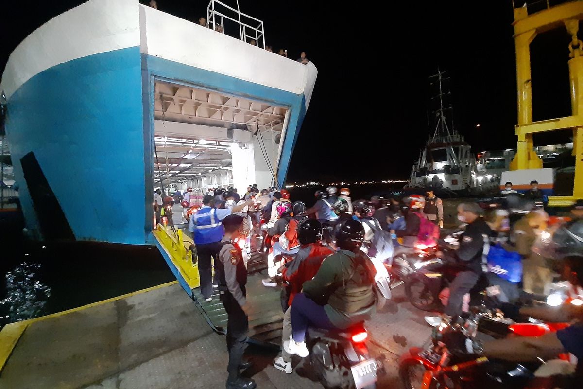 Kondisi Pelabuhan Merak Cilegon Banten pada malam H-3 Lebaran dipadati kendaraan