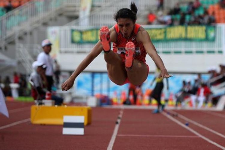 Atlet putri asal Bali, Maria Natalia Londa bertanding saat final  lompat jangkit putri PON XIX di Stadion Pakansari, Cibinong, Jawa Barat, Minggu (25/9/2016).  Ia meraih emas dengan hasil lompatan 13.52 meter.