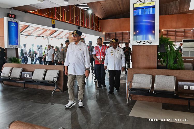 Menteri Perhubungan Budi Karya Sumadi saat meninjau Bandara Siboru, Fakfak, Papua Barat pada Rabu (22/11/2023). 