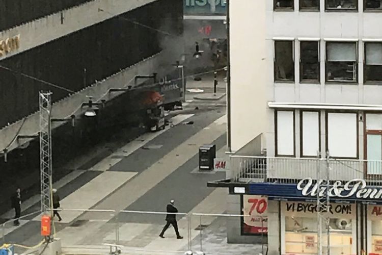 Sebuah minibus menabrak sekelompok orang di depan pusat perbelanjaan Ahlen di Stockholm, Swedia, Jumat (7/4/2017).