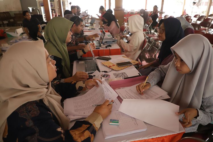 Peserta Beasiswa Pemuda Tangguh Surabaya 2025 mengikuti proses wawancara dan pemeriksaan dokumen di meja verifikasi.