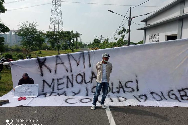 Protes tempat isolasi pasien Covid-19 di komplek GBT Surabaya, warga menutup akses jalan masuk, Jumat (23/7/2021).