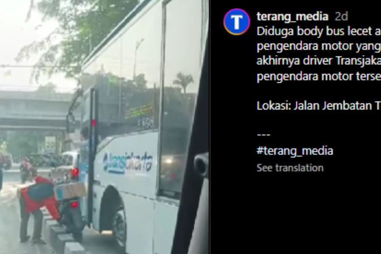 Pengendara sepeda motor yang nekat berhimpitan dengan bus TransJakarta