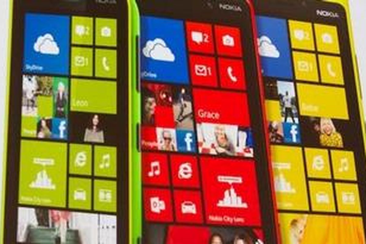 Nokia Lumia 620 (kiri) disandingkan dengan Lumia 820 (tengah) dan Lumia 920