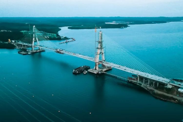Jembatan Pulau Balang yang menghubungkan Kota Balikpapan dengan Pulau Balang di Penajam Paser Utara, Kalimantan Timur, akhirnya tersambung, tepat pada Sabtu 31 Oktober 2020.