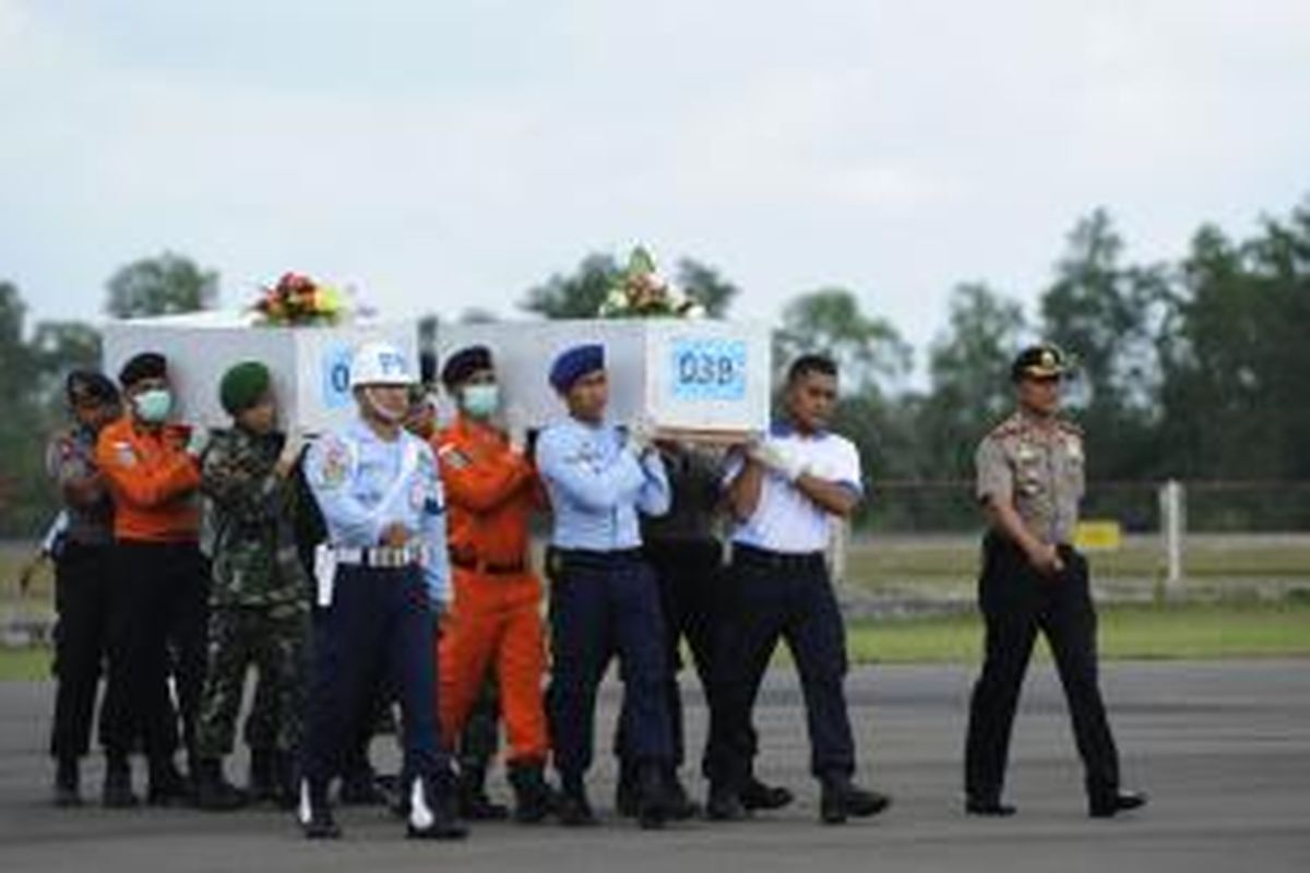 Petugas membawa peti jenazah korban AirAsia QZ 8501 menuju pesawat di Lapangan Udara Iskandar, Pangkalan Bun, Kalimantan Tengah, Rabu (7/1). Sebanyak dua jenazah tersebut akan dibawa ke Surabaya untuk diidentifikasi.