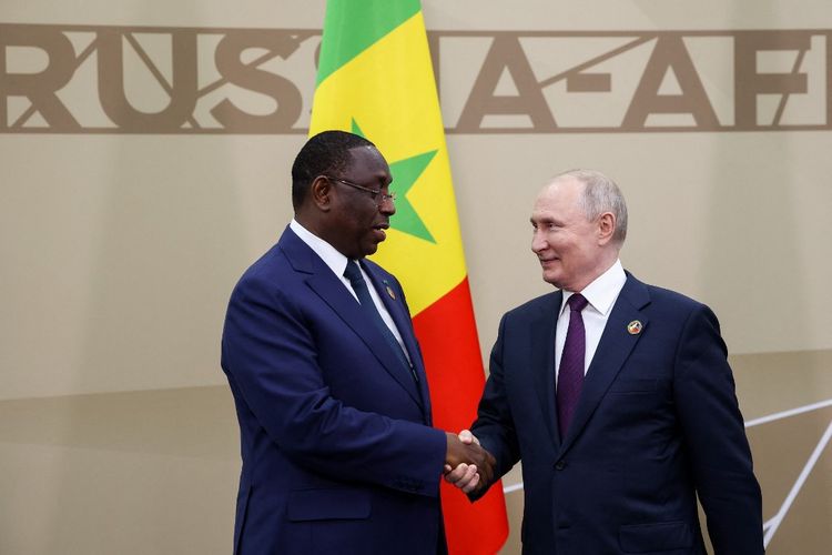 Presiden Rusia Vladimir Putin bertemu dengan Presiden Senegal Macky Sall pada KTT Rusia-Afrika kedua di Saint Petersburg pada 28 Juli 2023.