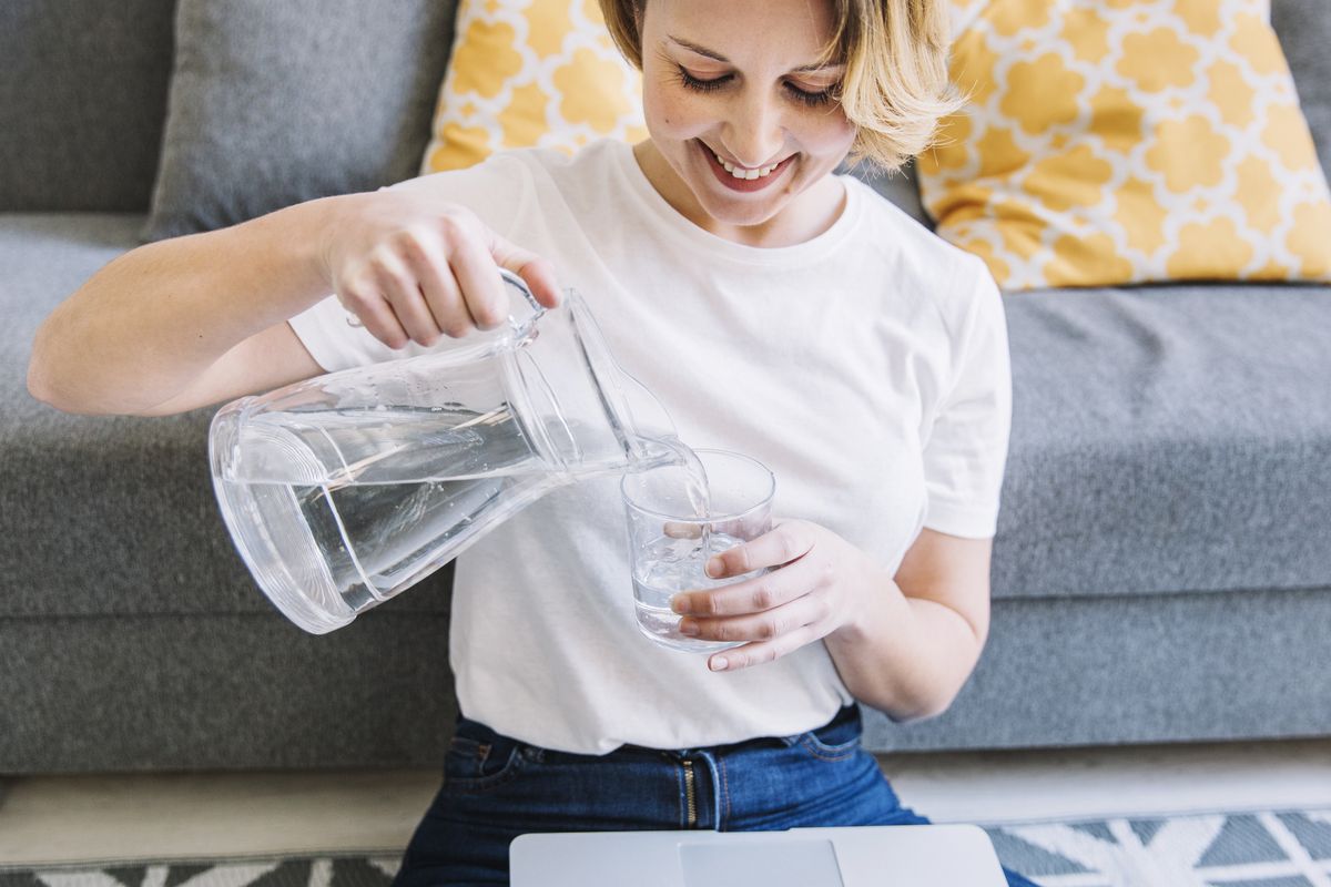 Alasan perlu minum air putih sebelum minum teh di pagi hari.