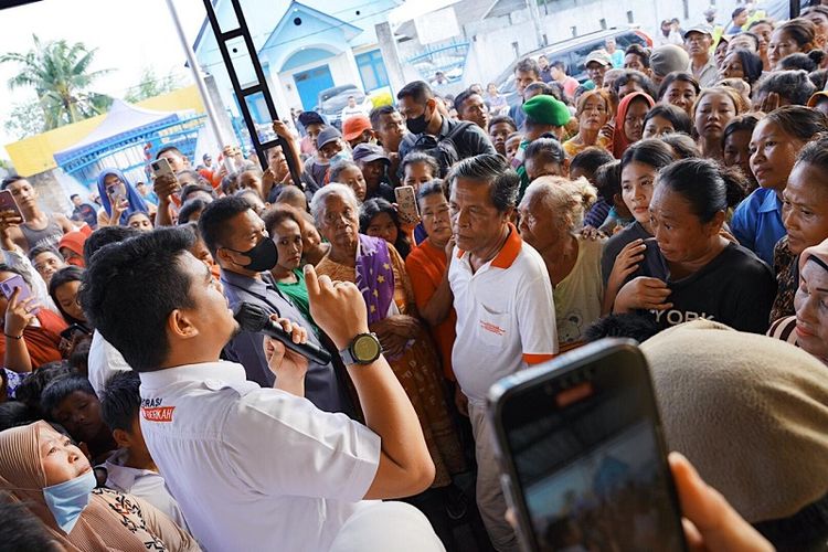 Terlihat Walkot Pemkot Medan Bobby Nasution memberikan arahan kepada sejumlah warga Kota Medan di halaman Kantor Balai Pelatihan dan Penyuluhan Perikanan (BPPP) Belawan, Jalan Chaidir, Kelurahan Nelayan Indah, Kecamatan Medan Labuhan, Rabu (5/10/2022). 