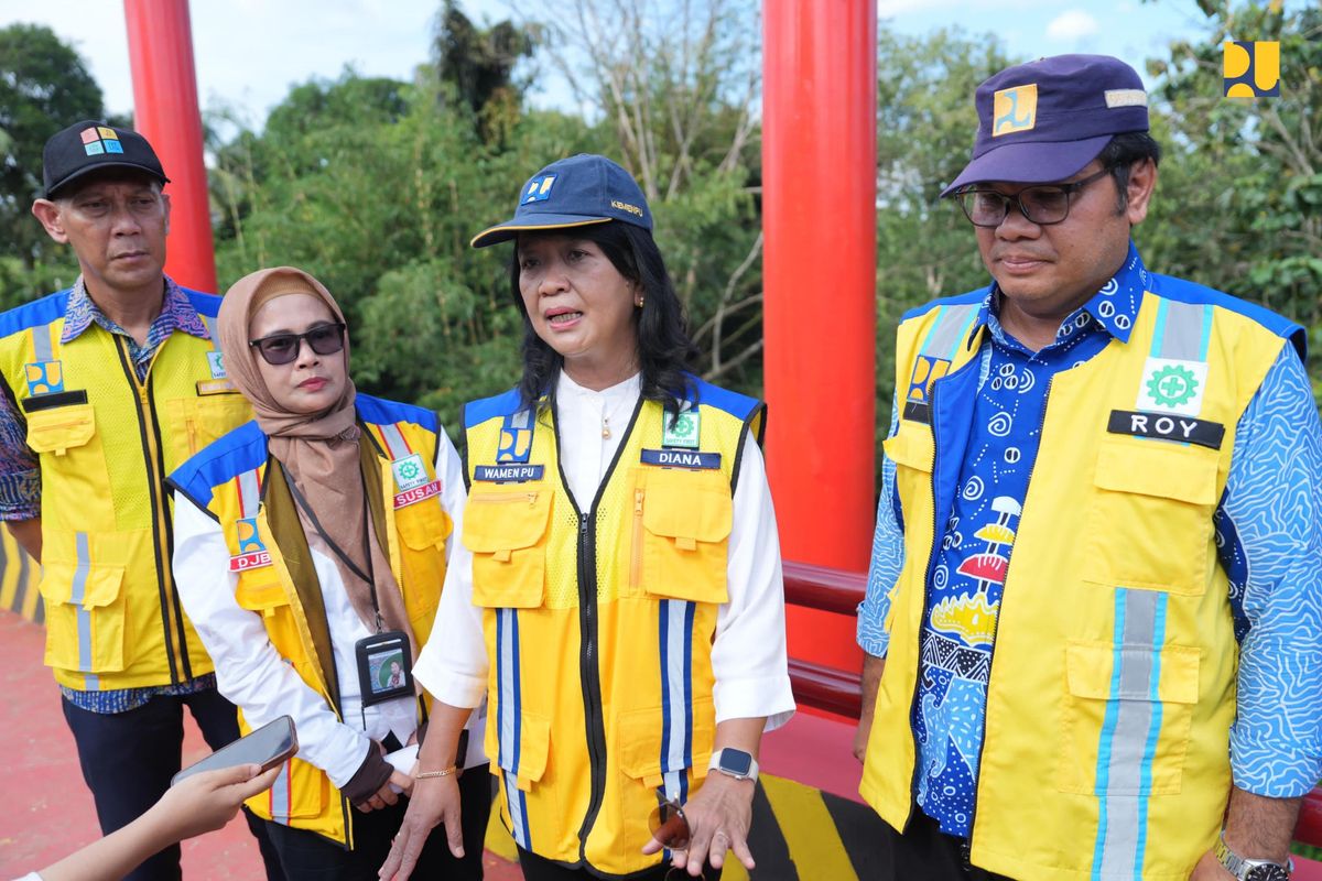 Wakil Menteri Pekerjaan Umum (PU) Diana Kusumastuti saat meninjau Jembatan Way Sabuk di Kotabumi.
