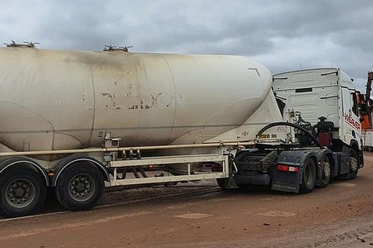 20 pengemudi mengikuti HGV seberat 44 ton selama perjalanan 70 mil (112 km) dari Bilston, Wolverhampton, ke Overstone, Northamptonshire atau nyaris sejauh Jakarta - Subang, ternyata berisi semen.
