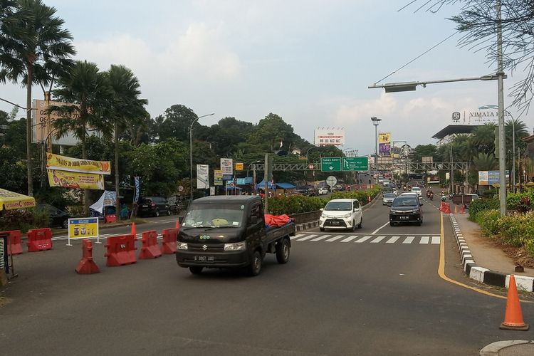 Satlantas Polres Bogor, Jawa Barat,  memberlakukan sistem one way atau satu arah di jalur Puncak Bogor, pada Minggu (5/9/202).