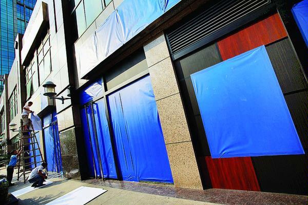 Beberapa restoran Jepang di dekat Konsulat Jenderal Jepang di Shanghai, China, ditutup dengan kain warna biru, Senin (17/9), menjelang aksi protes besar-besaran yang menurut rencana akan digelar hari Selasa ini. China berusaha meredam sentimen anti-Jepang yang menguat di kalangan masyarakat China sepanjang pekan lalu setelah Jepang memutuskan membeli tiga pulau di kawasan yang masih disengketakan dengan China dan Taiwan. Pihak berwenang China mengancam akan menahan para pemrotes yang melanggar hukum.