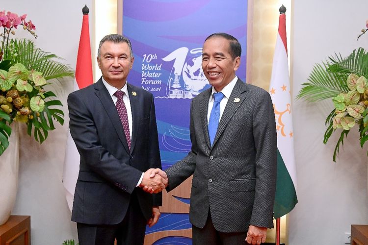 Presiden Joko Widodo saat bertemu Perdana Menteri (PM) Tajikistan Qohir Rasulzoda di sela-sela Konferensi Tingkat Tinggi (KTT) World Water Forum ke-10 yang digelar di Bali International Convention Center (BICC), Kabupaten Badung, Provinsi Bali pada Senin (20/5/2024).