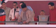 Karnaval BGN Berikan MBG kepada Prabowo-Gibran pada Pesta Rakyat