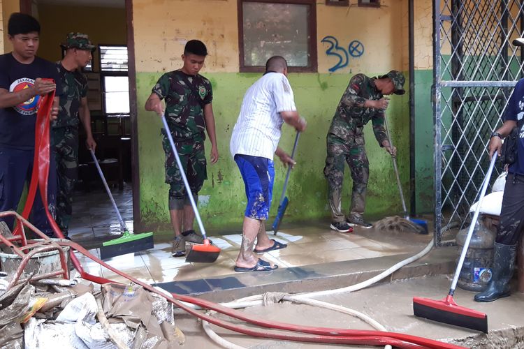 Sejumlah personel TNI tengah membantu membersihkan lumpur di SD Negeri Jatirasa III, Jatiasih, Kota Bekasi, Sabtu (4/1/2020).