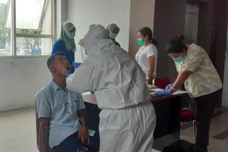Salah satu aparatir sipil negara (ASN_ Pemkot Ambon menjalani pemeriksaan swab oleh petugas medis di Kantor Wali Kota Ambon, Selasa (11/8/2020)