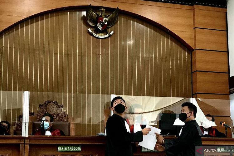 Anggota penasihat hukum memperlihatkan surat keterangan dokter dari RS Pondok Indah terkait kondisi dua terdakwa ?unlawful killing? yang positif Covid-19 ke majelis hakim dan penuntut umum saat sidang di PN Jakarta Selatan, Jakarta, Selasa (15/2/2022). ANTARA/Genta T Mawangi