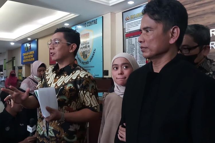 Lesti didampingi keluarga dan kuasa hukumnya, Sandy Arifin, di Polres Metro Jakarta Selatan pada Jumat (14/10/2022).