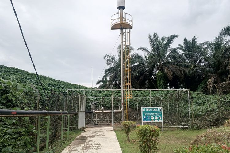 Flare berfungsi untuk membakar secara sempurna kelebihan suplai gas metana yang tidak mampu diolah gas engine menjadi listrik. 