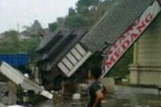 Gapura Selamat Datang di Sumedang Ambruk Dihantam Bak Truk