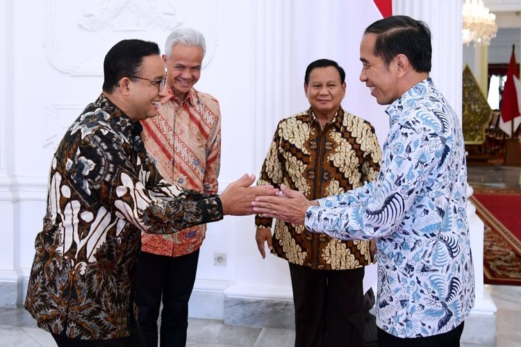 Presiden Joko Widodo bersalaman dengan bakal capres Anies Baswedan di Istana Merdeka, Senin (30/10/2023).