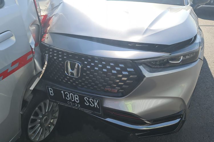 Honda HR-V terbaru alami tabrakan beruntun di Tol Kemayoran mengarah ke Pluit, Jumar (13/5/2022).