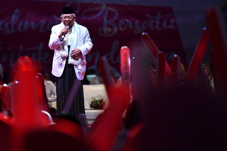 Cawapres nomor urut 01 Maruf Amin menyampaikan pidato kebangsaan dalam kegiatan Muslimah Bersatu Untuk Indonesia di Istora Senayan, kompleks GBK, Jakarta, Minggu (24/2/2019). Dalam acara yang diadakan Arus Baru Muslimah tersebut dideklarasikan dukungan untuk pasangan Capres-Cawapres nomor urut 01 Joko Widodo-Maruf Amin dalam Pemilu 2019. ANTARA FOTO/Sigid Kurniawan/aww.