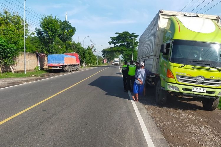 Tim Gakum Satlantas Polres Madium mengecek dan melakukan olah tempat kejadian perkara kasus kecelakaan sepeda motor menabrak truk yang menewaskan satu remaja di ruas jalan nasional Surabaya-Ngawi, Desa Purworejo, Kecamatan Pilangkenceng, Kabupaten Madiun, Jawa Timur, Jumat (11/1/2024).