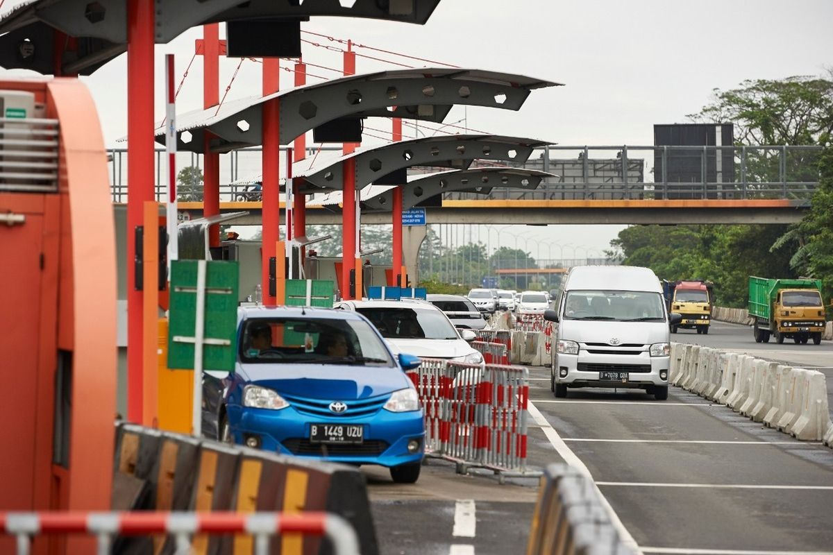 Gerbang Tol Cikupa menjadi pintu masuk dari Jakarta menuju Banten maupun sebaliknya. Dalam waktu dekat tarif tol yang mempunyai panjang 72 km itu akan naik.