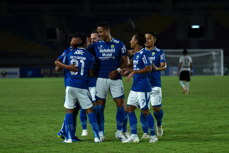 Para pemain Persib Bandung merayakan gol ke gawang Madura United yang dibukukan Frets Butuan pada menit ke-8. Dalam laga pekan ke-15 yang berlangsung di Stadion Manahan, Solo, Sabtu (4/11/2021) itu Persib menang tipis 1-0 atas Madura United. 