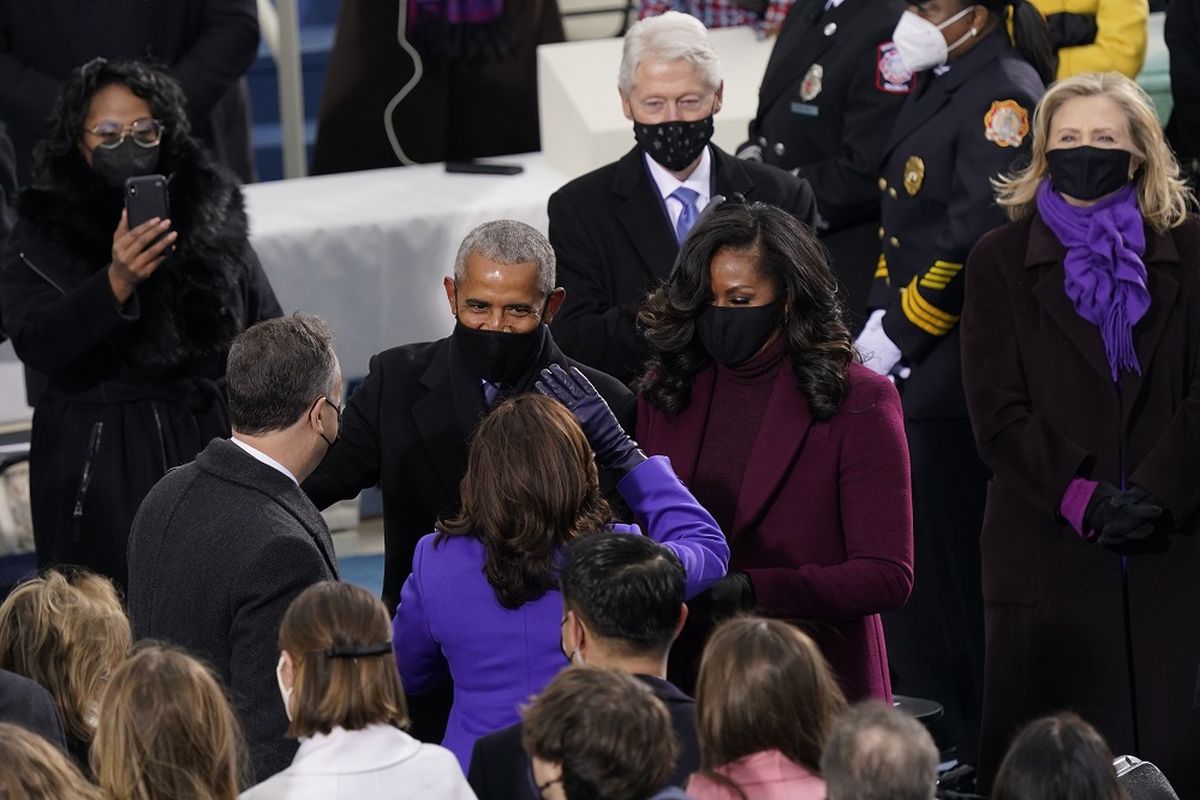 Wakil Presiden AS terpilih Kamala Harris dan suaminya Doug Emhoff berbicara dengan mantan Presiden Barack Obama dan istrinya Michelle Obama saat mereka tiba untuk Pelantikan Joe Biden sebagai Presiden AS di Gedung Capitol AS, Washington DC, Rabu (20/1/2021).