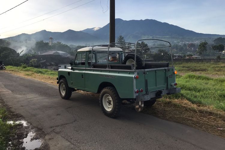 Land Rover Series III V8 yang dipakai pasangan calon presiden dan calon wakil presiden Joko Widodo dan Maruf Amin saat datang ke KPU, Jumat (21/9/2018).