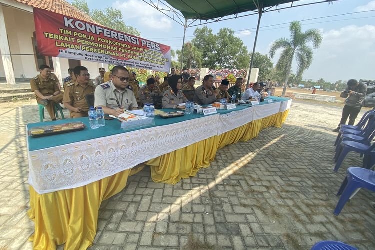 Konferensi pers simulasi pengamanan lahan milik PT BSA di Lampung Tengah, Senin (18/9/2023).