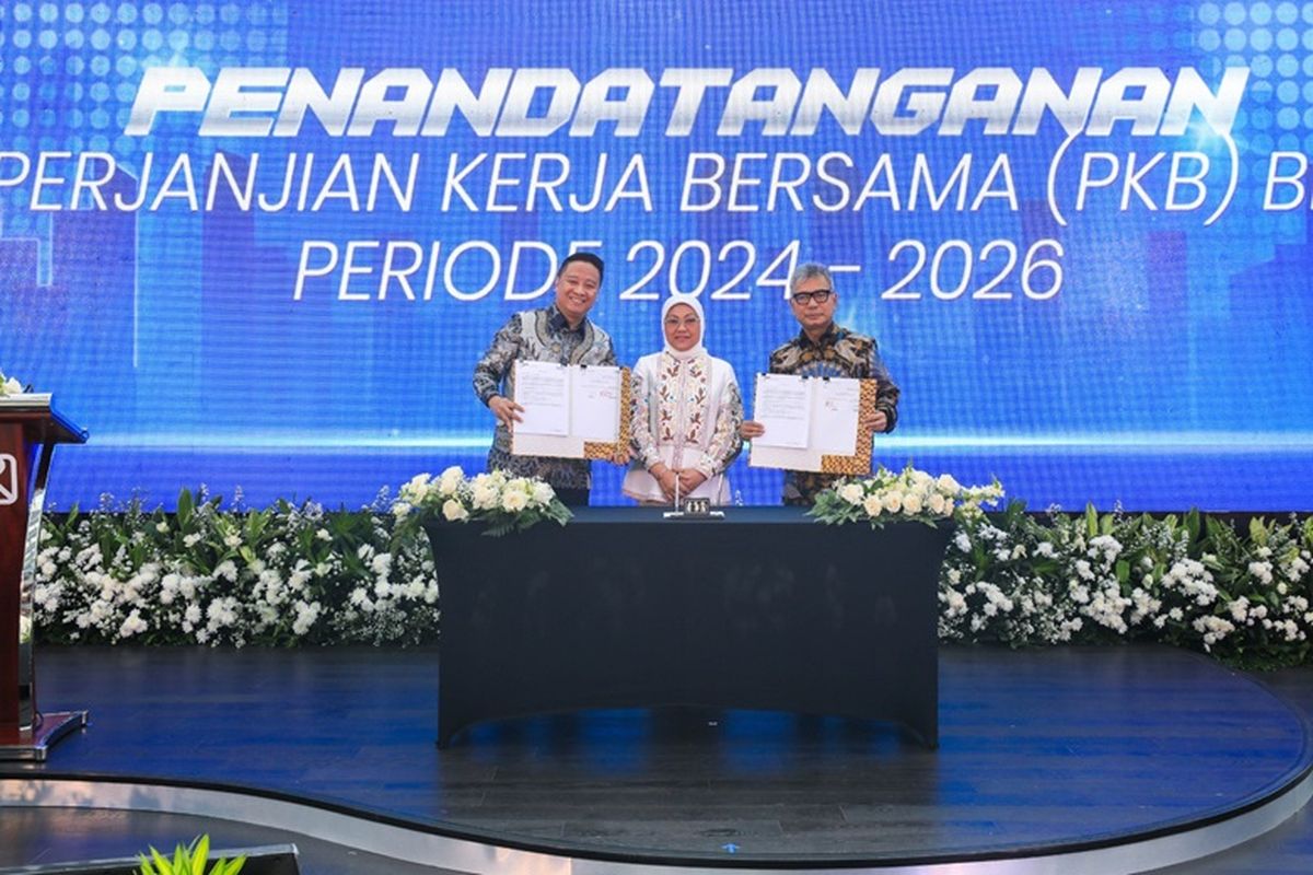 BRI dan Serikat Pekerja BRI (SPBRI) Nasional menandatangani perjanjian kerja bersama (PKB) untuk periode 2024-2026 di Menara BRILiaN BRI, Jakarta, Rabu (28/8/2024). Perjanjian ini ditandatangani oleh Direktur Utama (Dirut) BRI Sunarso dan Ketua SPBRI Nasional Mohammad Rizal, serta disaksikan oleh Menteri Ketenagakerjaan (Menaker) Ida Fauziyah.