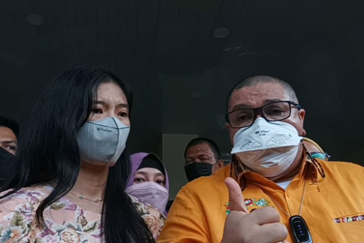 Istri Richard Lee, Reni Effendi, dan kuasa hukumnya, Razman Nasution, di Polda Metro Jaya, Selasa (28/12/2021). 
