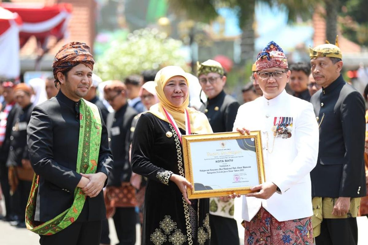 Khofifah Indar Parawansa serahkan penghargaan untuk pemerintah Jatim