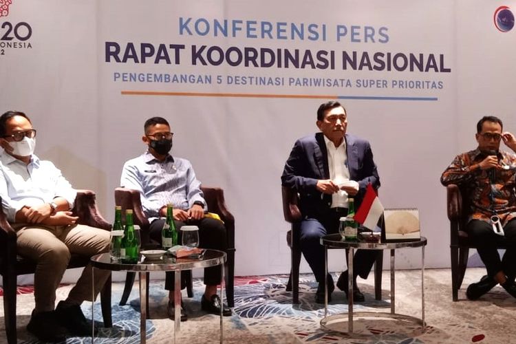 Menteri Koordinator Bidang Kemaritiman dan Investasi Luhut Binsar Pandjaitan memberikan keterangan pers terkait perkembangan destinasi pariwisata super prioritas (DPSP) di Jakarta, Jumat (15/7/2022).