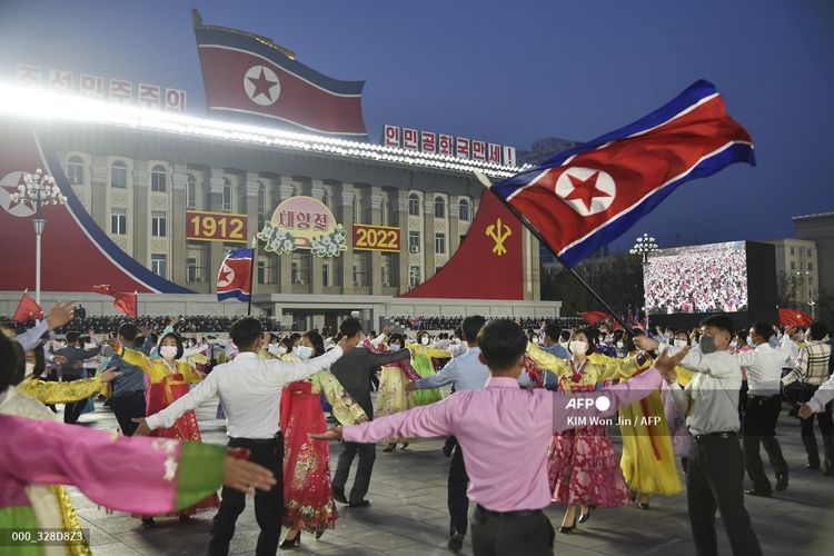 Pelajar dan pemuda menghadiri pesta dansa dalam perayaan ulang tahun ke-110 Kim Il Sung di Kim Il Sung Square di Pyongyang pada Jumat (15/4/2022).