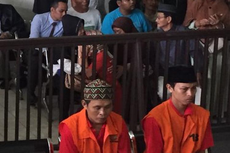 Fitriani (43) istri Sofyan (45) sopir taksi online yang tewas dirampok menangis haru usai kedua pelaku pembunuhan suaminya divonis dengan hukuman mati di Pengadilan Negeri Klas 1 Palembang, Rabu (24/4/2019).