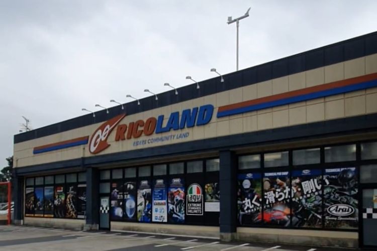 Ricoland Tokyo Bay menyediakan beragam helm, apparel dan komponen motor.