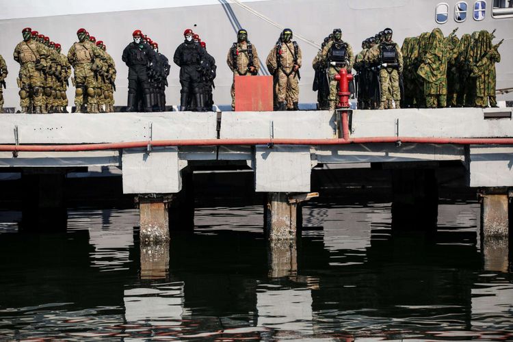 Prajurit TNI AL mengikuti upacara peringatan HUT Ke-73 TNI AL di Kompleks Dermaga Pondok Dayung Koarmada I, Tanjung Priok, Jakarta Utara, Senin (10/9/2018). Peringatan HUT Ke-73 TNI AL itu mengangkat tema Bersama Rakyat TNI Angkatan Laut siap membangun Bangsa Guna Mewujudkan Kesejahteraan Melalui Laut.