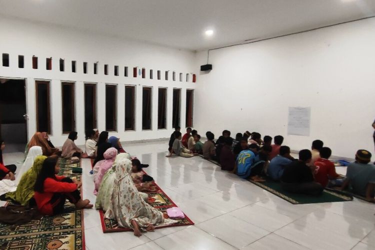 Husna, siswi Sekolah Rakyat Menengah Pertama saat dikenakan sabuk baju Taekwondo oleh wali asuhnya di depan dekat Asrama mereka.