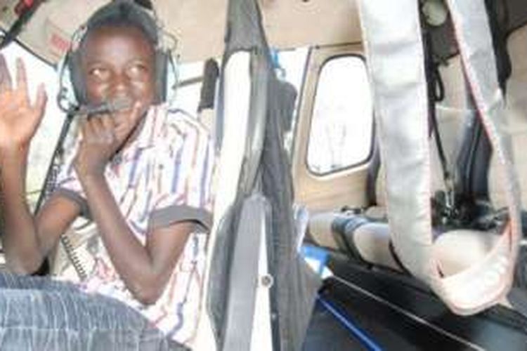 Kelvin Muriuki (14) di dalam kabin helikopter yang mengantarkannya ke sekolah.