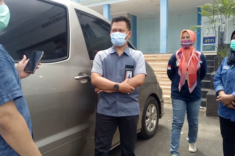 Petugas TPS mobile khusus pasien Covid-19 di Kecamatan Kedaton tidak diberi rekomendasi mendatangi pasien di ruang isolasi terkait pemungutan suara. (FOTO: Dok. PPK Kedaton)