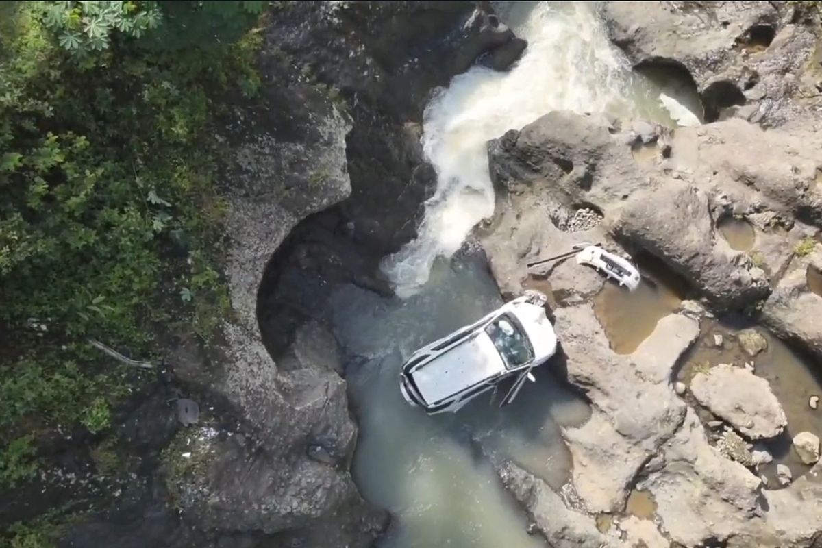 Minibus di Kebumen Terjun ke Jurang Sedalam 10 Meter, Sopir Diduga Mengantuk