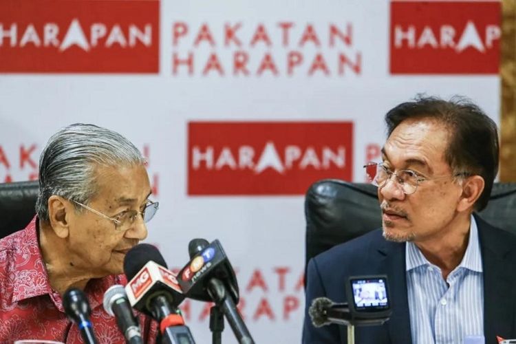 Mantan Perdana Menteri Malaysia Mahathir Mohamad dan Presiden Partai Keadilan Rakyat (PKR) Anwar Ibrahim